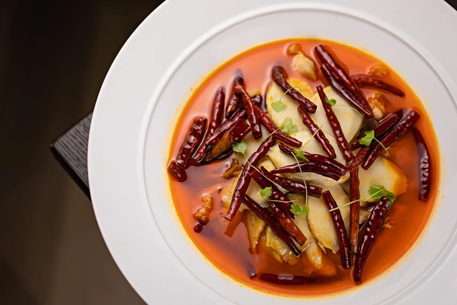 Hühnerbrühe für die Chilisauce