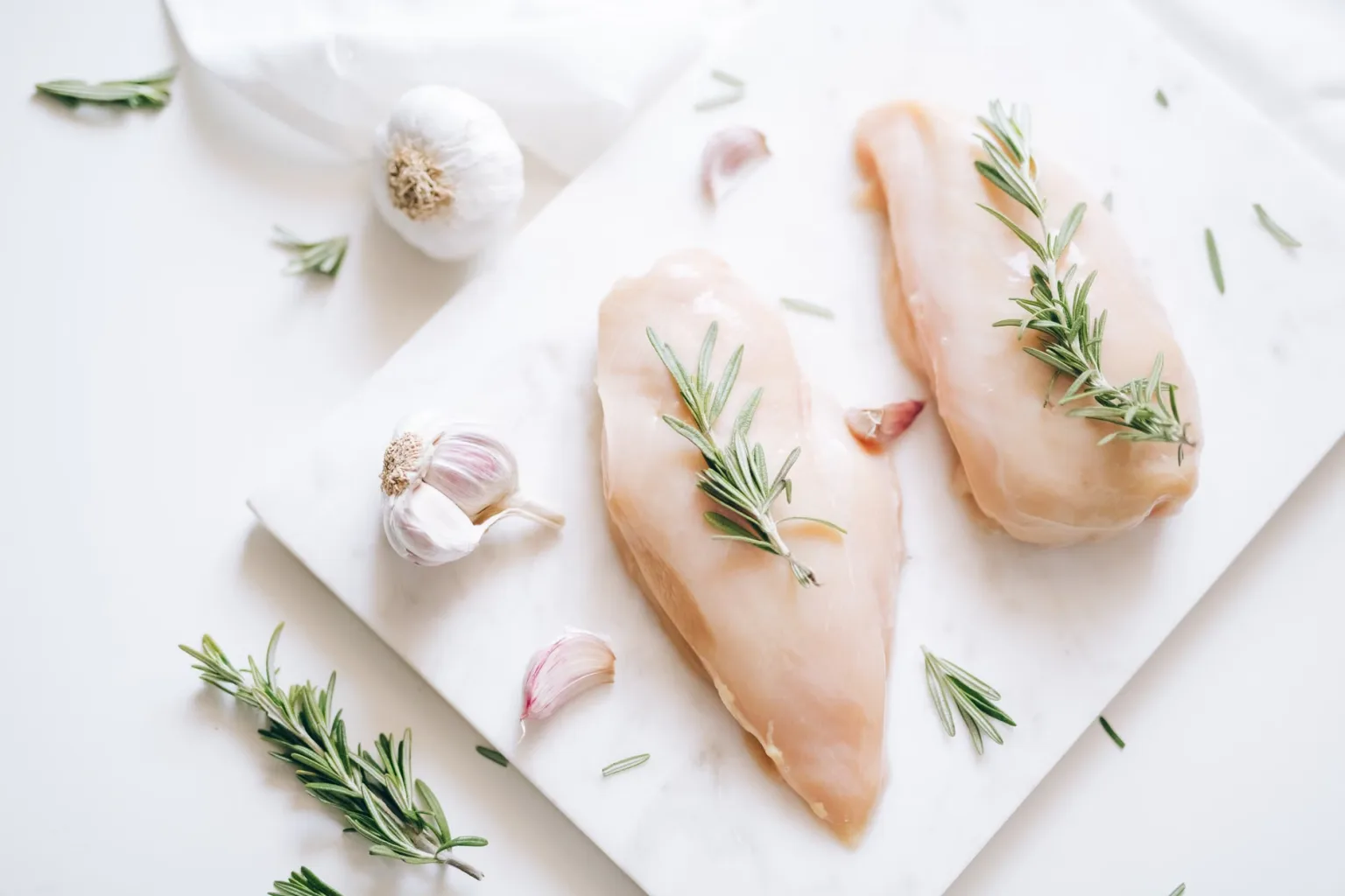 Brodo fatto in casa di carne, pollo o verdure